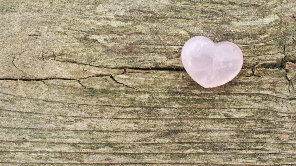 Los cuarzos son piedras naturales  con propiedades energéticas, místicas, espirituales los cuales pueden ser usados como joyas, accesorios, amuletos. Sus beneficios son de protección, limpieza, sanación.